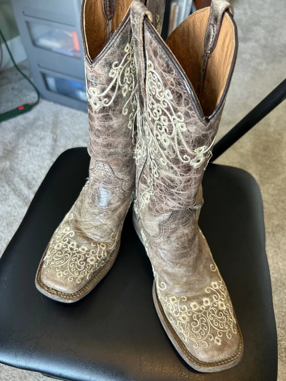 Corral Teens for ages 13 and up western boots 2 1/2 T leather sole embroidered